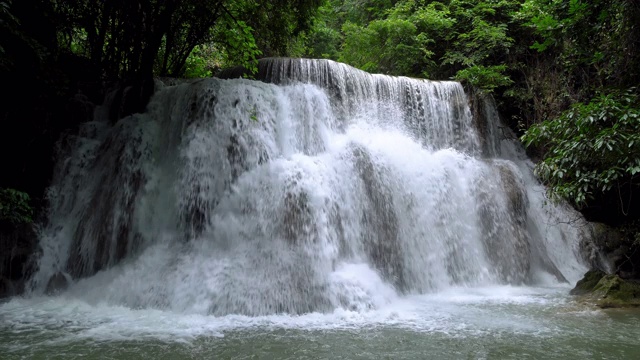 泰国北碧府，Khuean Srinagarindra国家公园，怀美可敏瀑布三级视频素材