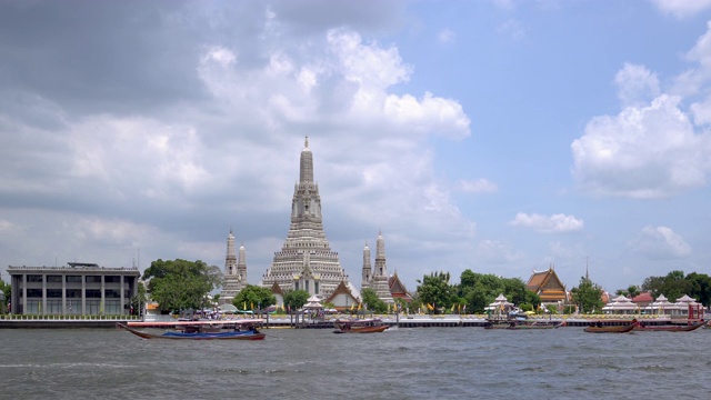 Wat Arun Ratchawararam(黎明寺)和五塔，著名的旅游目的地曼谷，泰国视频素材