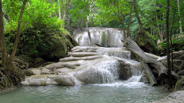 泰国北碧著名旅游景点，国家公园的四面瀑布二级。视频素材