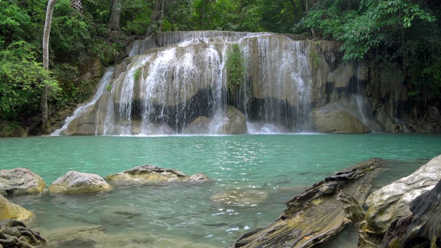 泰国北碧著名旅游景点，国家公园的四面瀑布二级。视频素材