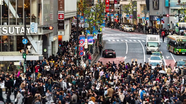 4K时间间隔的城市生活，繁忙的亚洲拥挤的行人，商人，男人和女人，工人，游客，步行，过马路，人行横道，交通驾驶汽车在东京涩谷，日本视频素材