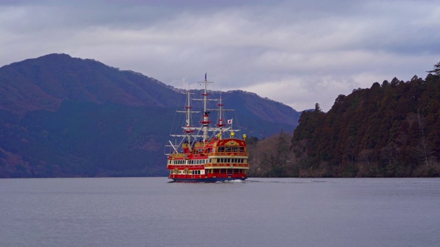 箱根海船、箱根珍户平和no鸟居，位于日本神奈川市箱根老城。建筑景观背景。视频素材