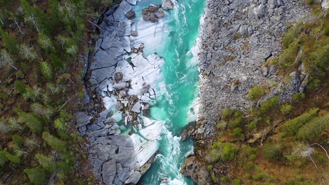 空中垂直视图的表面的山区河流格洛马加，Marmorslottet, Mo i Rana视频素材