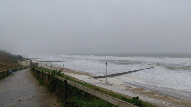 风暴席亚拉在英国西南海岸登陆，伴随着巨大的海浪，强风和暴雨视频下载