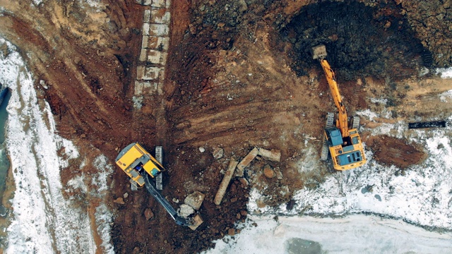 两辆拖拉机在采石场挖土。建筑工地的重型机械。视频素材