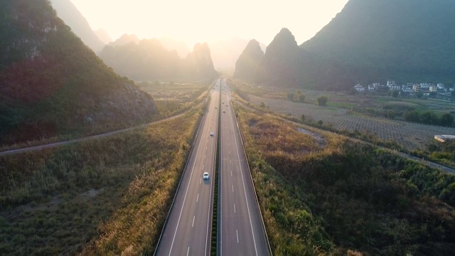 公路在夕阳下视频素材