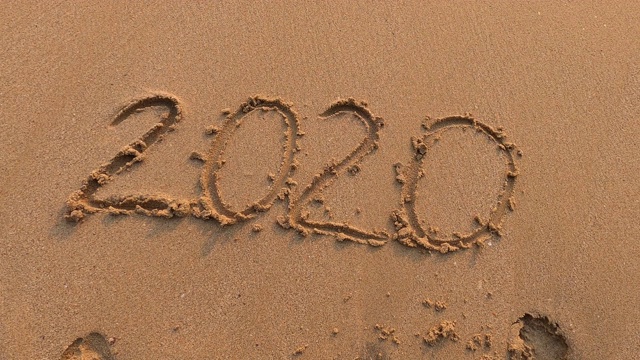 在沙滩海滩上，祝你2020年新年快乐视频素材