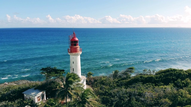 热带海景，古老的灯塔。无人机拍摄的美丽的灯塔在加勒比视频素材