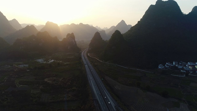 公路在夕阳下视频素材