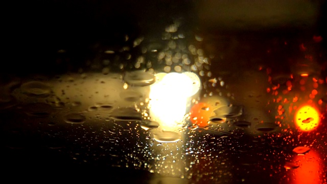 在雨夜开车，雨点落在挡风玻璃上视频素材