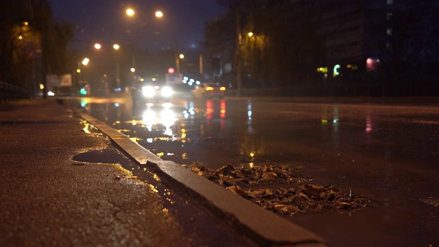 秋雨交加的夜晚，街灯映照在水坑里视频素材