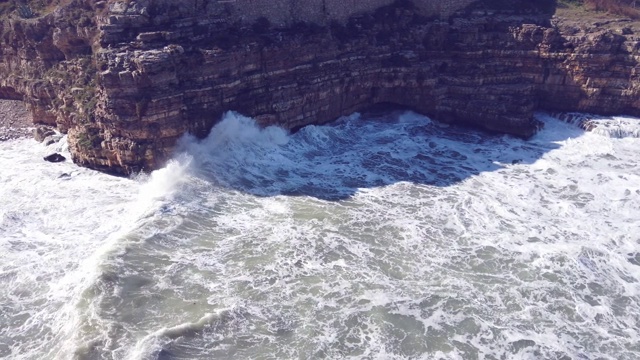 海浪冲击着岩石海岸视频素材