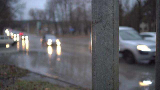 城市交通在雨天潮湿的道路上行驶。辛菲罗波尔市的一条旁道视频素材