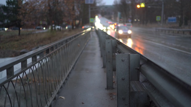 阴雨天高速公路上的交通。辛菲罗波尔市的一条旁道。视频素材