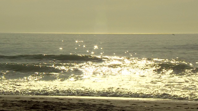 太阳在水面上闪闪发光，太阳海岸视频素材