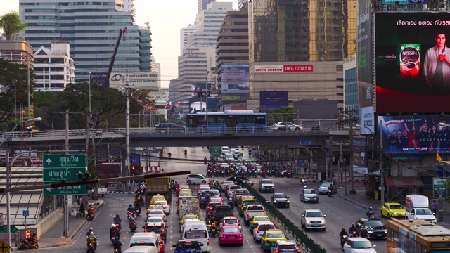 汽车，卡车，摩托车，公共汽车在交通堵塞的道路上在星期五晚上的光在泰国。视频素材