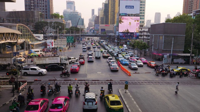 汽车，卡车，摩托车，公共汽车在交通堵塞的道路上在星期五晚上的光在泰国。视频素材