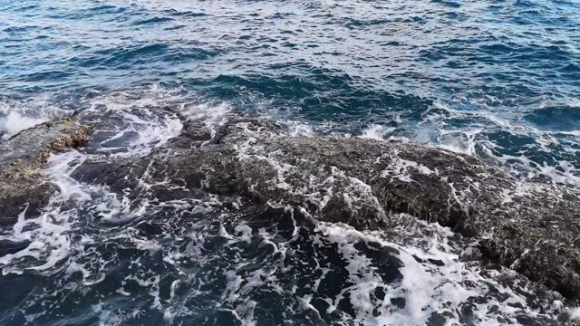 海浪与石头视频素材