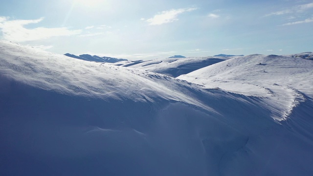 高耸的雪山，鸟瞰峰顶视频素材