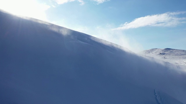 雪吹在山顶上视频下载