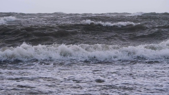 极其巨大的海浪冲击海岸，太平洋美丽的海浪。超级慢动作。暴风雨中的海浪。强烈的海洋热带飓风。全球变暖。恶劣天气气旋飓风风。视频素材