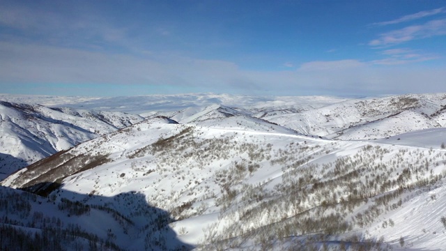 高耸的雪山，鸟瞰峰顶视频下载