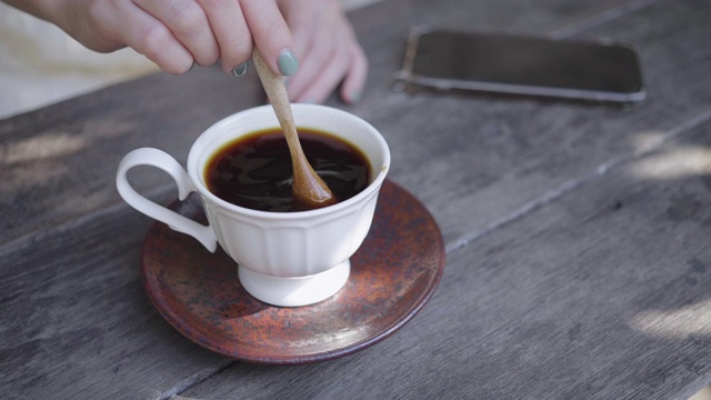 用勺子手操纵杯子里的咖啡视频素材