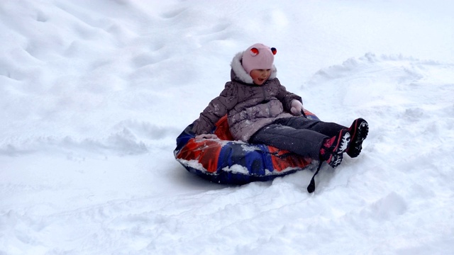 孩子们在雪地上滑行视频素材