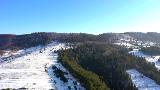 无人机在山区森林的视图。冬天的风景。飞过冰雪冷杉和松树视频素材