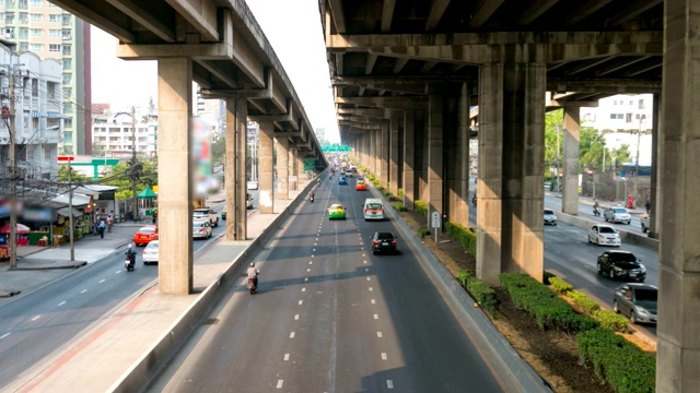 很多车。曼谷的交通状况。时间流逝城市中的车辆交通视频素材