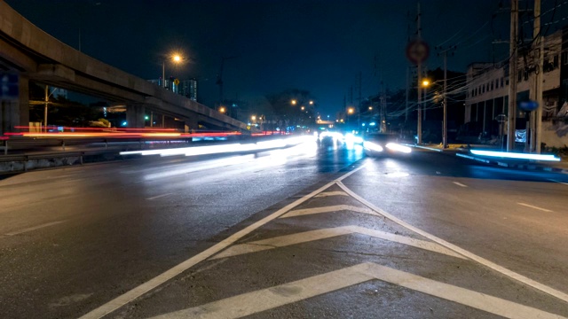 曼谷夜间高峰时段交通堵塞(Borommaratchachonnani路)。视频素材