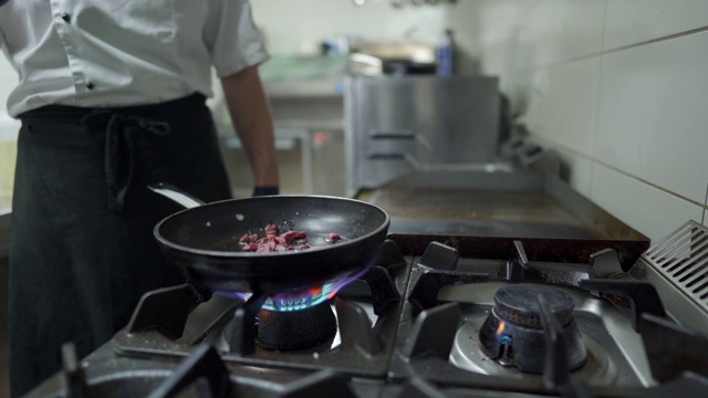 厨师在厨房用煎锅做饭视频素材