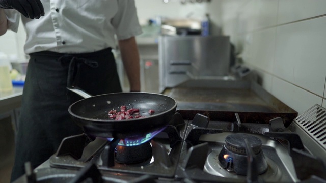 厨师在厨房用煎锅做饭视频素材