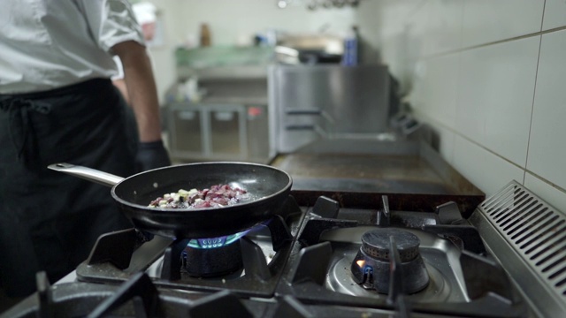 厨师在厨房用煎锅做饭视频素材