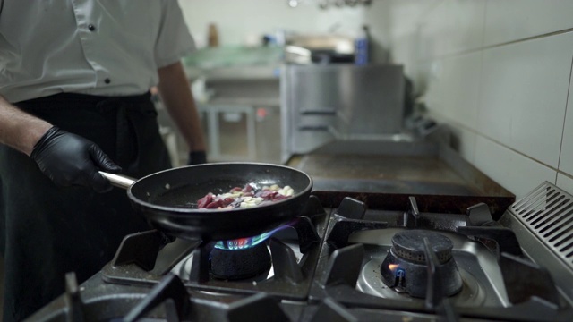 厨师在厨房用煎锅做饭视频素材