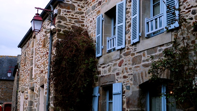 典型的法式布列塔尼石屋立面，五颜六色的门窗。法国布列塔尼视频素材