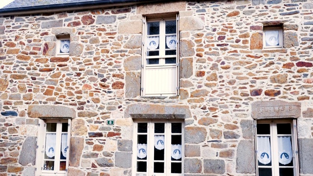 典型的法式布列塔尼石屋立面，五颜六色的门窗。法国布列塔尼视频素材