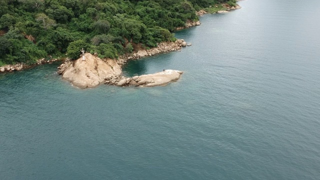 马拉维猴湾湖的岩石海岸和森林天线视频素材