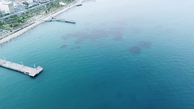 鸟瞰图蓝色的海洋和利马索尔市的海岸在塞浦路斯视频素材