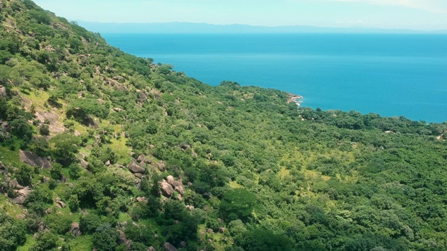 马拉维湖景观与水和山在地平线视频素材