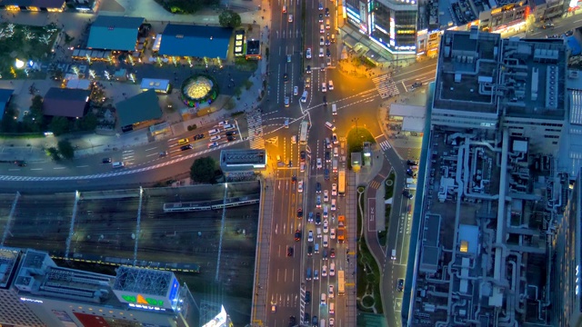 鸟瞰日本大阪繁忙的交通道路视频素材