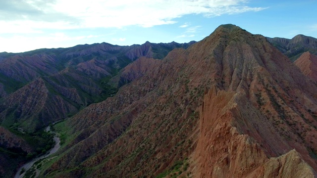 中国新疆天山丹霞地貌鸟瞰图。视频素材