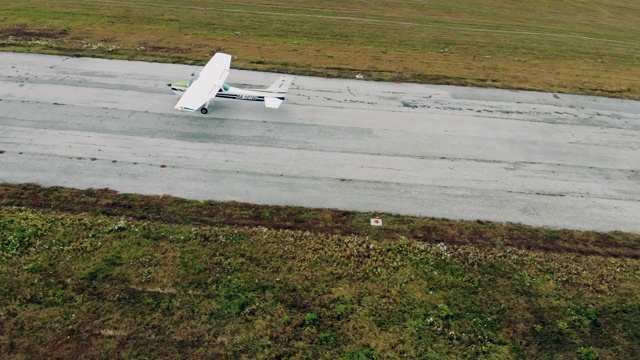 一架小型喷气式飞机在空中沿着跑道飞行视频素材