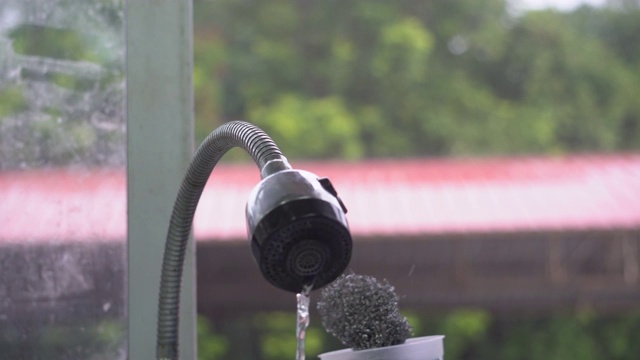 大雨中的汽车视频素材