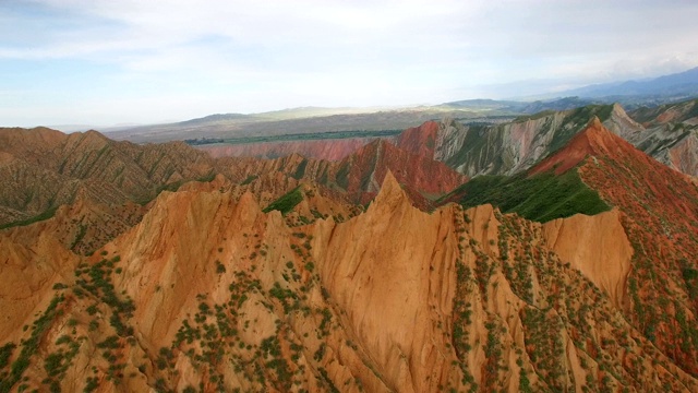 中国新疆天山丹霞地貌鸟瞰图。视频素材