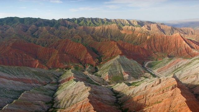 中国新疆天山丹霞地貌鸟瞰图。视频素材