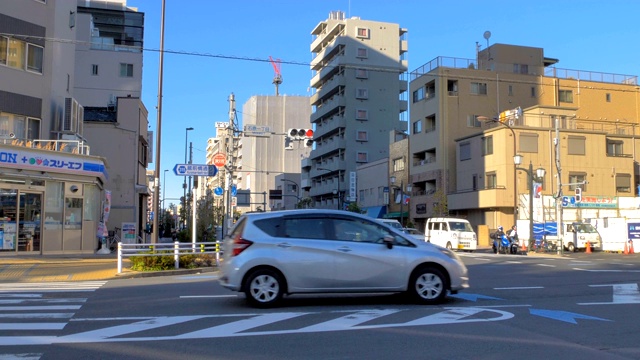 汽车和公共汽车在日本东京的道路上视频素材