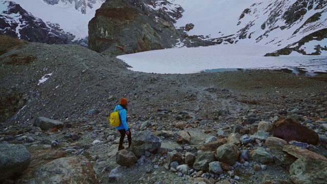 在巴塔哥尼亚菲茨罗伊山附近徒步旅行的妇女视频素材