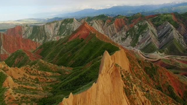 中国新疆天山丹霞地貌鸟瞰图。视频素材