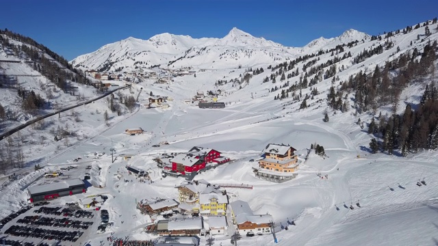 鸟瞰图滑雪坡上的滑雪者在奥博陶恩滑雪场，奥地利萨尔茨堡国。视频素材